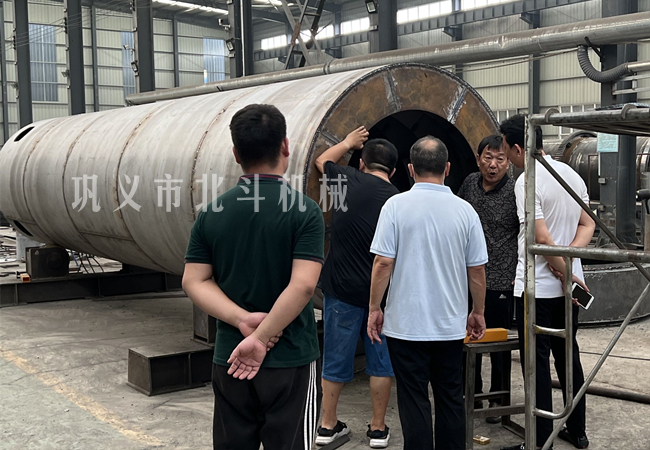 客戶(hù)參觀木材炭化爐生產(chǎn)制造現(xiàn)場(chǎng)